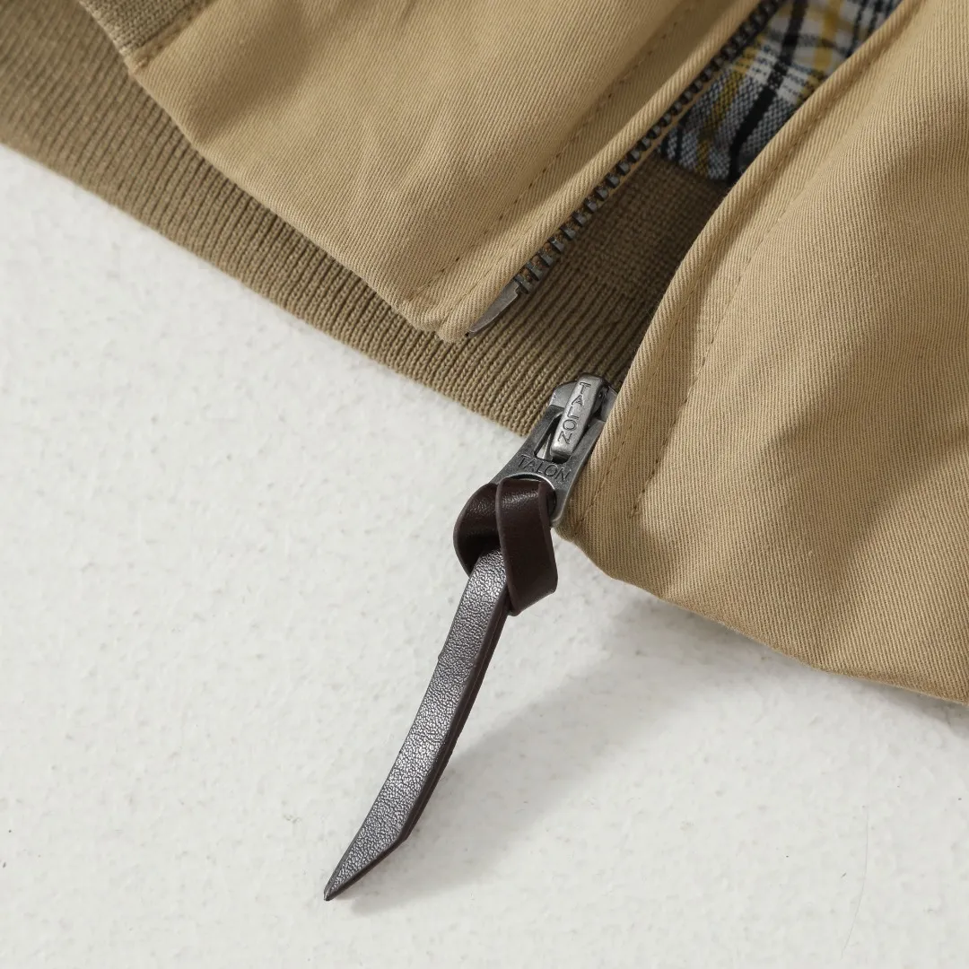 P350 model number: R05 Ralph Lauren unisex old-money style veteran stand-up collar workwear Harrington jacket. The embroidery on the chest is all original data. The embroidery technology of German Oman embroidery fiber is very particular. It uses Japanese Tajima machine to ensure the embroidery is exquisite and three-dimensional. That is what I said is different from what is on the market. Regarding the workmanship, the version is a loose version and can be used by boys and girls!! The fabric is a double-layer shin bone feeling, full of weight! It's not as heavy as a regular jacket, and the ordinary cotton material feels really different. This one is super comfortable, soft and stylish, and has a green plaid interior that has a retro movie fashion feel! The fit is loose but not baggy. The size is just right and not picky. The dropped shoulder design modifies the shoulders without making them look bulky. This silhouette is a style that will never go out of style after being worn for a long time. The upper body is also very durable and recognizable. The loose and reasonable version can be worn by both men and women. It is easy to create a clean and refreshing boyish look. Color#Khaki Black Navy Size#M L XL XXL Length: 68/70/72/74 Bust: 122/126/130/134 Shoulder width: 53/54/55/56 Sleeve length: 65/66/67/68